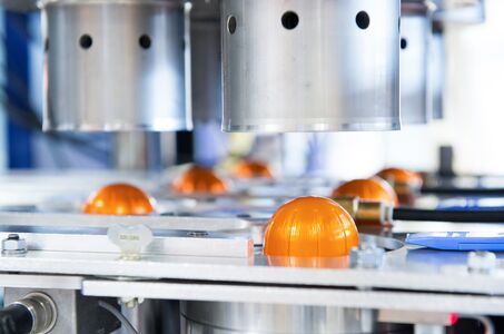 Die Leuthold Mechanik AG produziert serienmäßig tiefgezogene Aluminiumbehälter mit eigenen Werkzeugen und Anlagen.