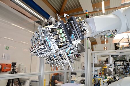 Greifer einer Spritzgussautomation zur Sensorherstellung im Einsatz